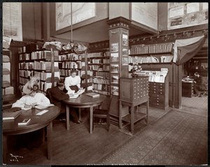 Mensen in de bibliotheek (mogelijk het kantoor van Miss Noble) bij het American Institute of Social Service, New York